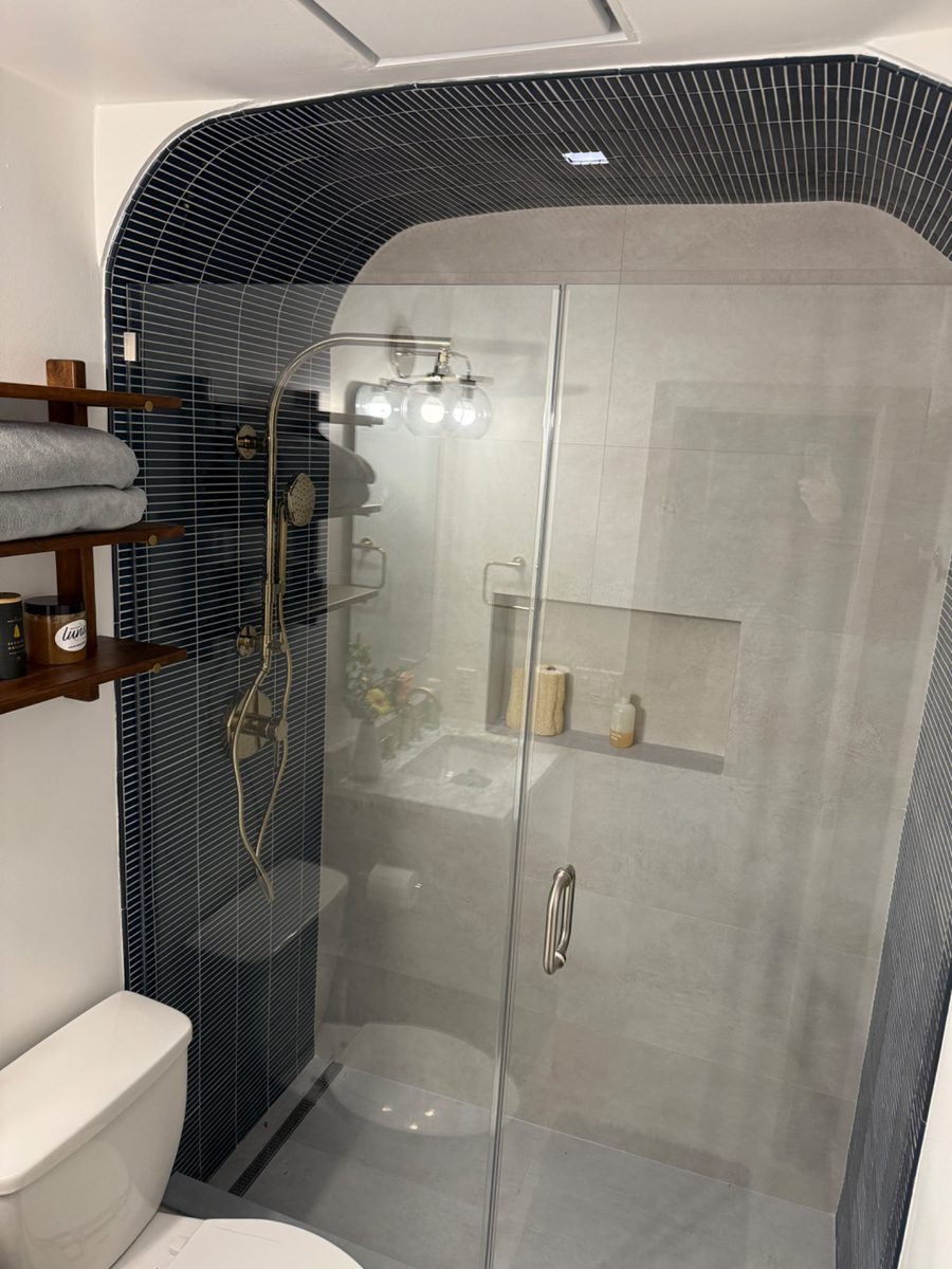Bath remodel in Glendale by Seamless